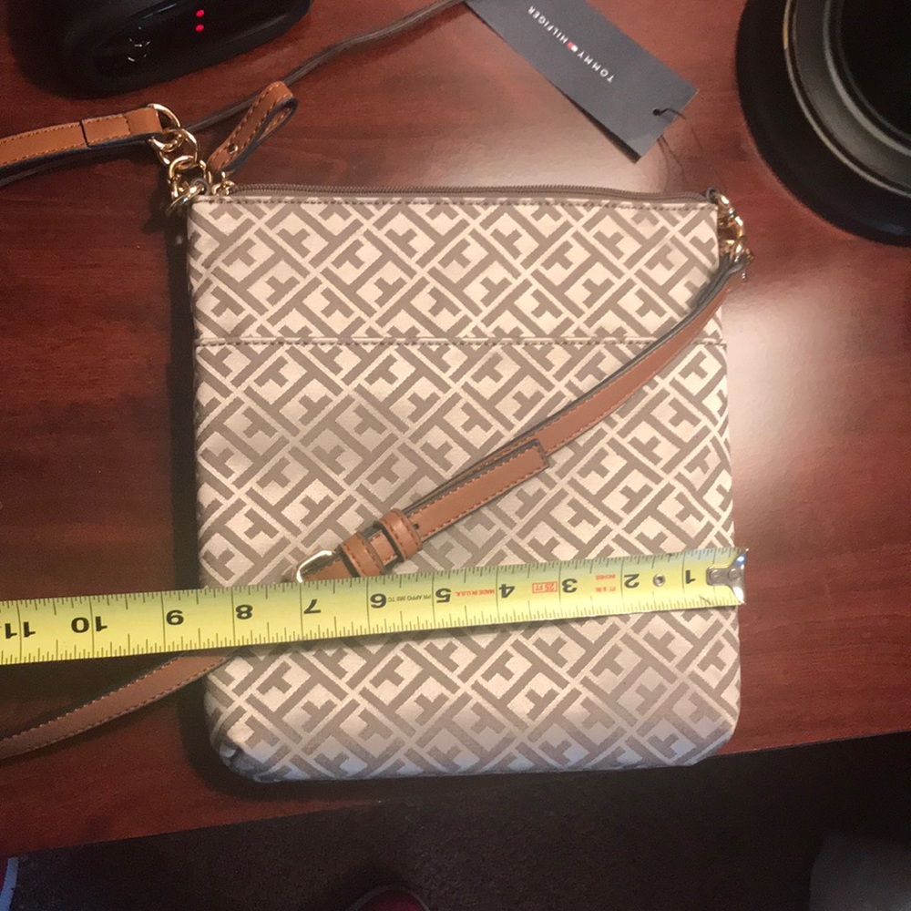 ❌SOLD❌Tommy Hilfiger Crossbody - Picture 6 of 8